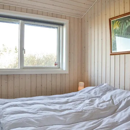 Three-bedroom Holiday In Tisvildeleje